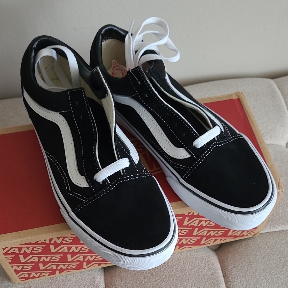 Womens Old Skool  Classic Black and White Vans Size 7